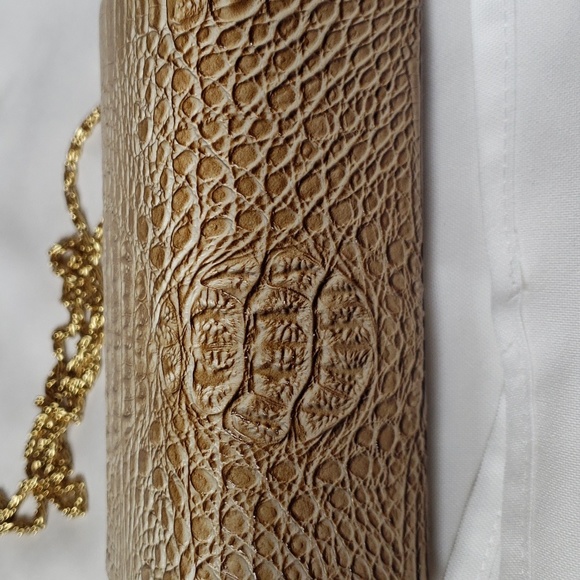 Bijoux Terner tan vegan croc hardshell clutch w gold hardware and clip clasp - Picture 5 of 5